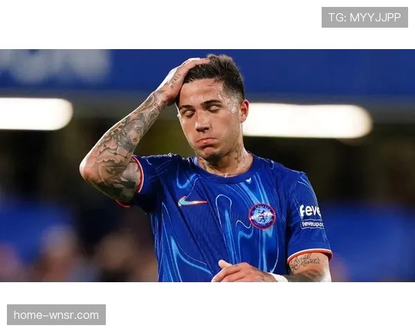 切尔西恩佐费尔南德斯控球时视野开阔，阿根廷中场掌控节奏